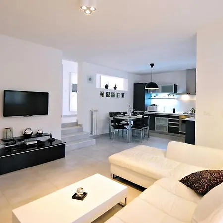 Gea - Three Bedroom With Swimming Pool * Barban